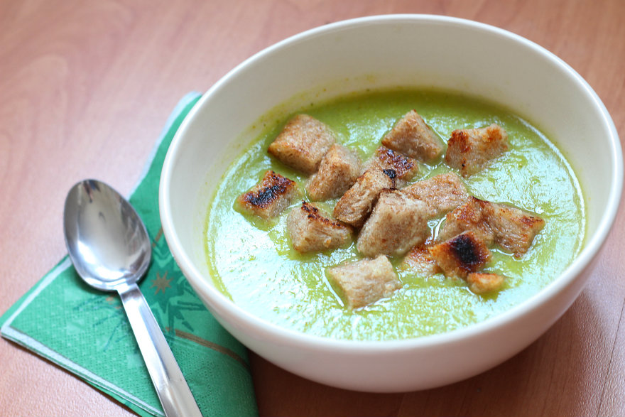 Broccoli Soup With Garlic Croutons