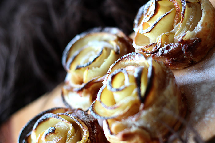 Snowy Gingerbread Apple Roses - Loepsie